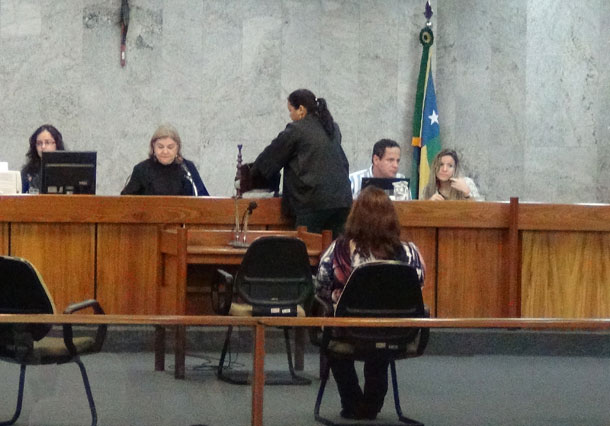 Ex-delegada que matou policial civil por causa de passarinhos é presa