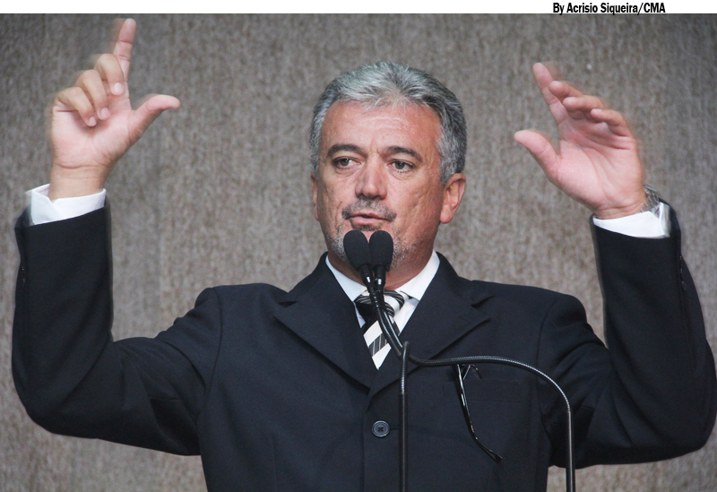 Ivaldo comemora construção de passarela