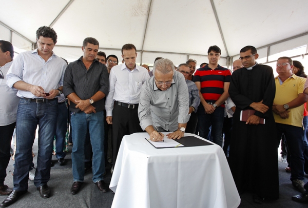 Jackson anuncia pavimentação de 70% da cidade de Cumbe