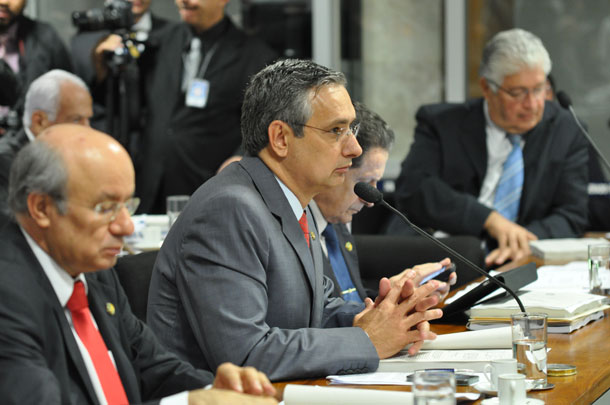 Senador Amorim  vota pela isenção de licenciamento anual para máquinas agrícolas