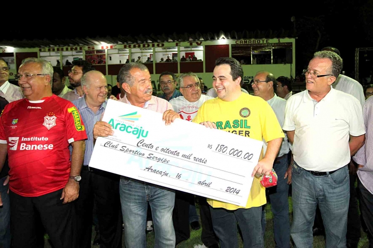 Prefeitura entrega cheque simbólico ao Sergipe