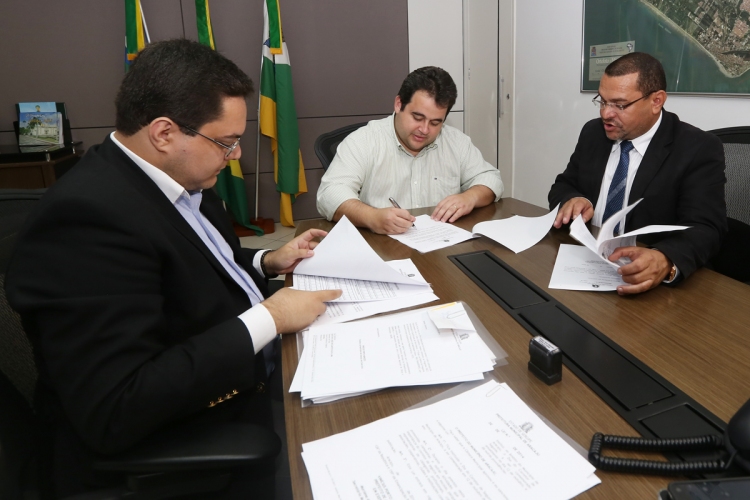 Prefeito em exercício encaminha projetos à CMA