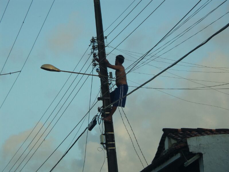 Homem é flagrado tentando furtar energia
