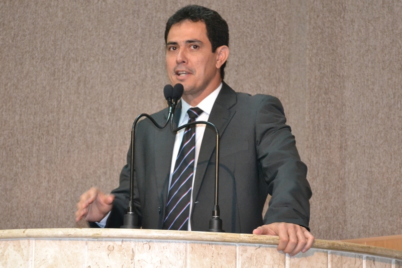 Robson parabeniza decisão de João Alves em permanecer na prefeitura