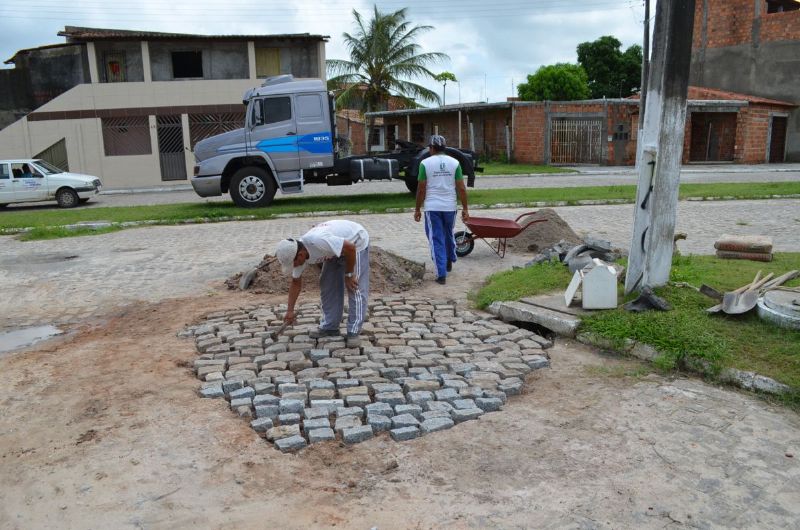 Prefeitura faz melhorias e fecha buraco em rua da Piabeta