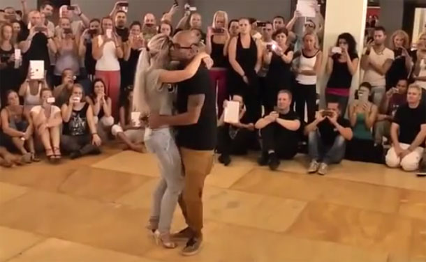 Dança sensual paralisa várias pessoas ( veja o video )