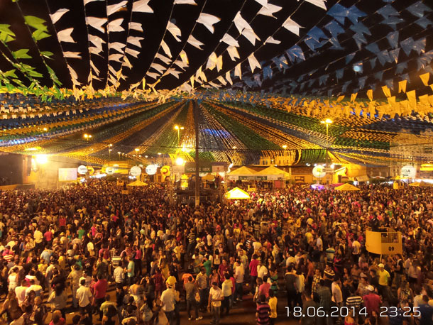 Forró Caju 2014; Muito forró, chuva e uma multidão brinda a primeira noite do Forró Caju
