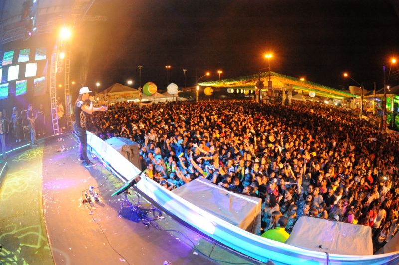 Estimativa de público de 150 mil pessoas prestigiam a praça na última noite do Forró Siri 2014