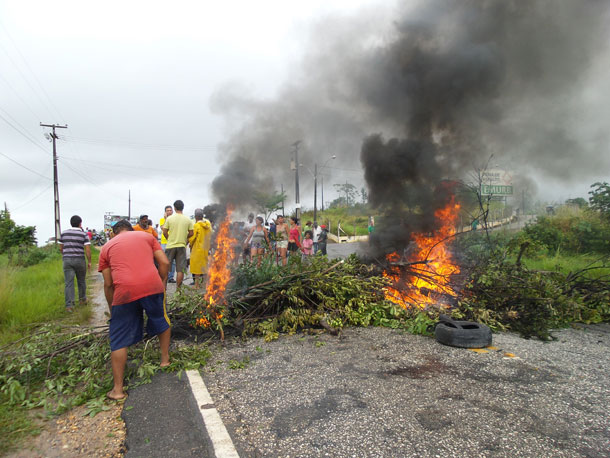 Moradores de São Cristovão fecham rodovia por causa de ordem judicial