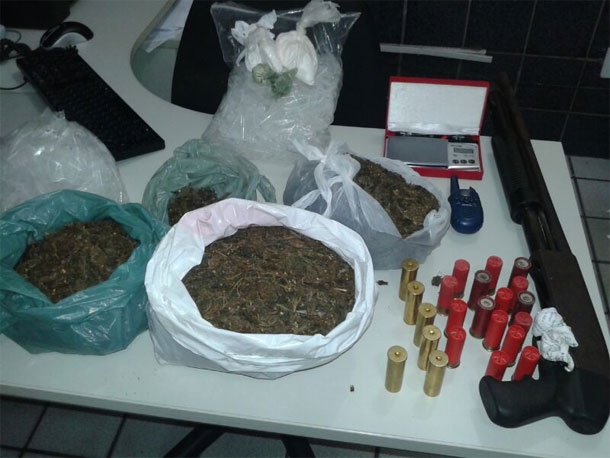 Polícia civil prende traficante com armas enterradas embaixo da cama