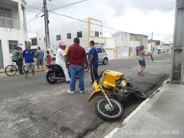 Motoqueiro sofre acidente e é arremessado à mais de 10 metros de distância