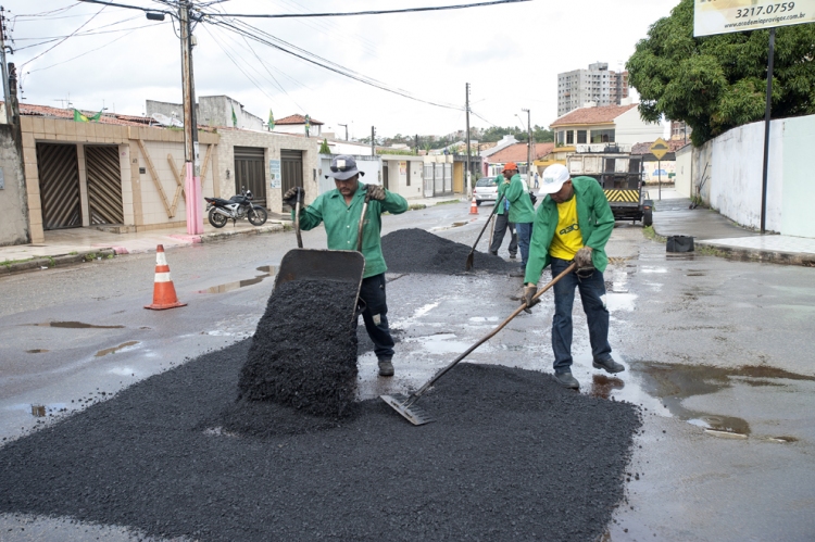Asfalto do Jabotiana é recuperado