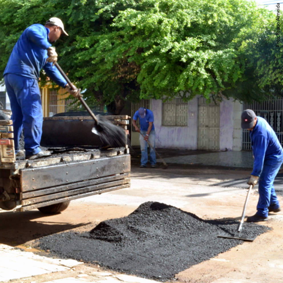 Deso atende solicitação do vereador Anderson de Tuca e tapa buraco no Siqueira Campos