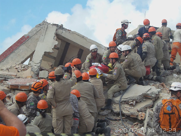 Após 38 horas sob escombros, família é resgatada de desabamento