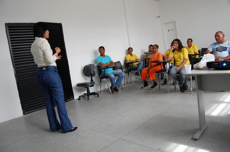 Fiscais recebem orientações para abertura do Mercado Vereador Milton Santos