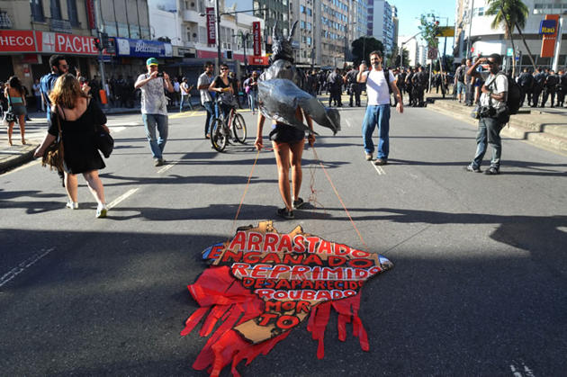 Grupo protesta em Brasília após final da Copa