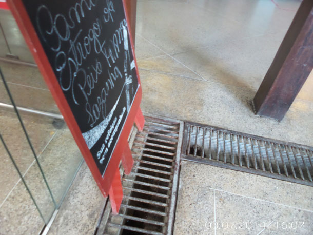 Rua do Turista: “Esgoto e falta de estrutura nos banheiros afastam clientes do local”, afirma funcionária