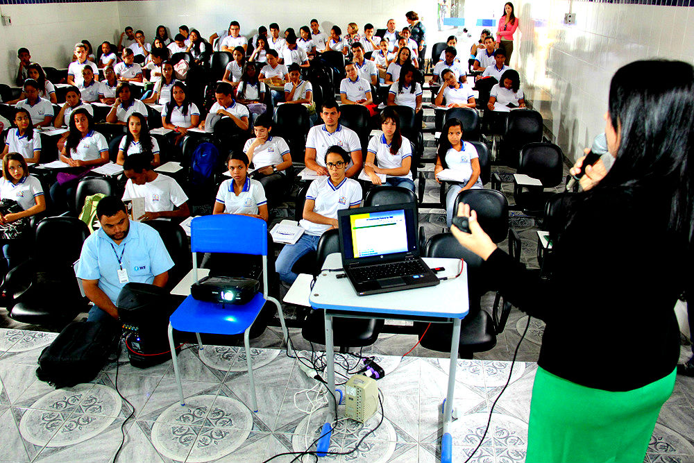 “TCE vai à Escola” leva conhecimento em ética e cidadania ao Colégio Governador Valadares