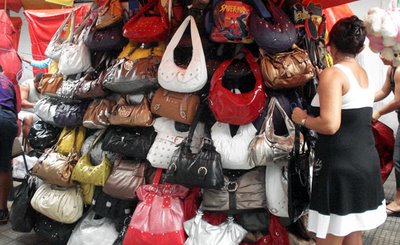 Emsurb desmente retirada de camelôs do Centro