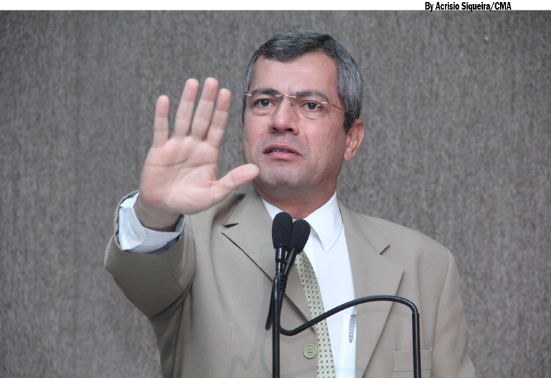 Iran critica asfaltamento de calçadas da Praça da Bandeira