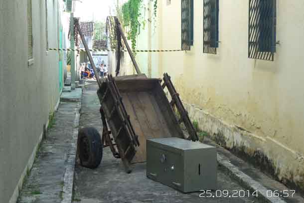 Ponto Banese é arrombado e bandidos tentam levar cofre em carroça