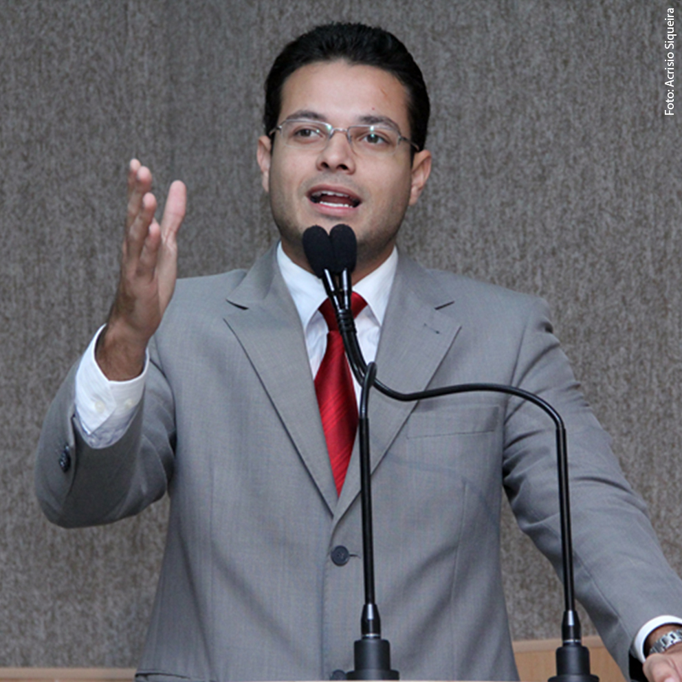 Anderson parabeniza Prefeitura por asfaltar ruas no Coqueiral