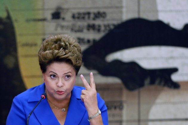 Dilma questiona na Justiça pesquisa que mostrou Aécio à frente na corrida presidencial
