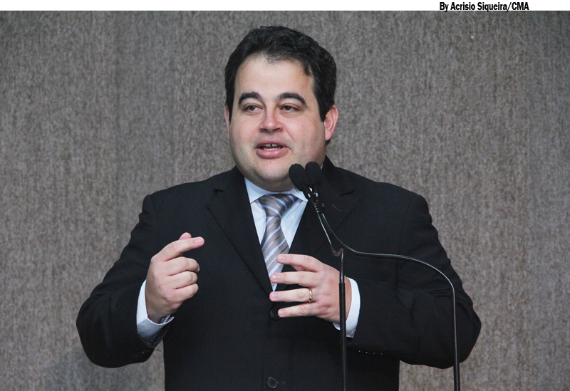 Vinicius Porto comemora liderança de Aécio Neves em pesquisa