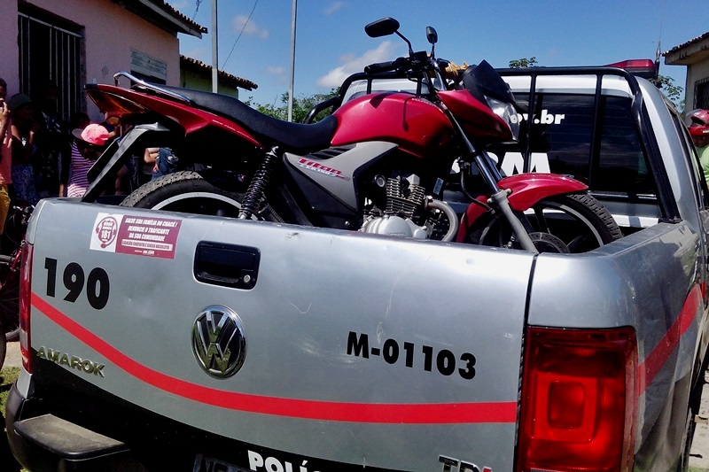 Policia Militar recupera motocicleta roubada momentos após o crime no Rosa Elze