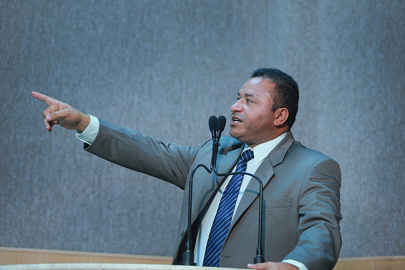 Adriano Taxista cobra melhor sinalização do trânsito pela SMTT