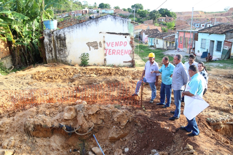Machado visita obras de infraestrutura do Coqueiral