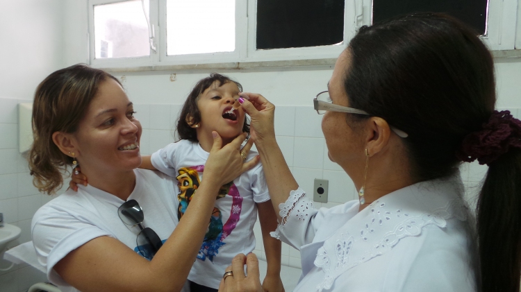 Pais levam filhos para vacinar no Dia D contra Pólio e Sarampo
