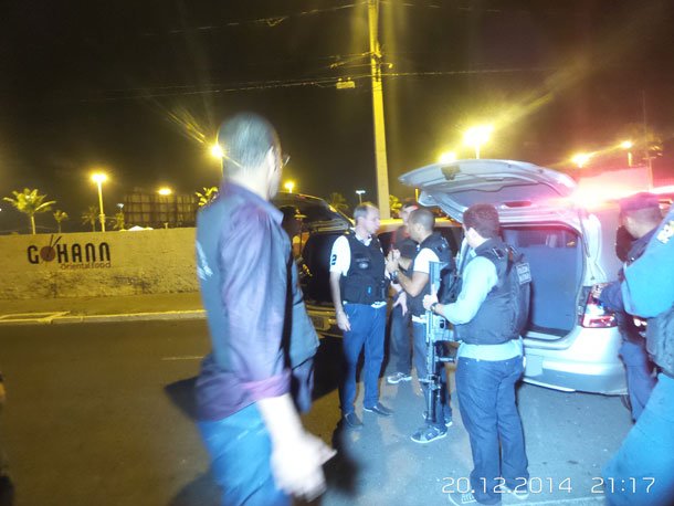 Bandidos anunciam assalto em restaurante e fazem funcionários de reféns-VIDEOS