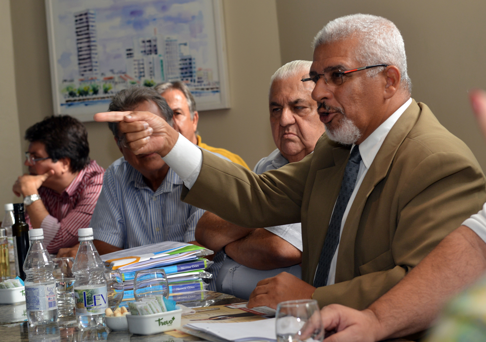 Secretaria de Educação procura parcerias para alfabetizar operários