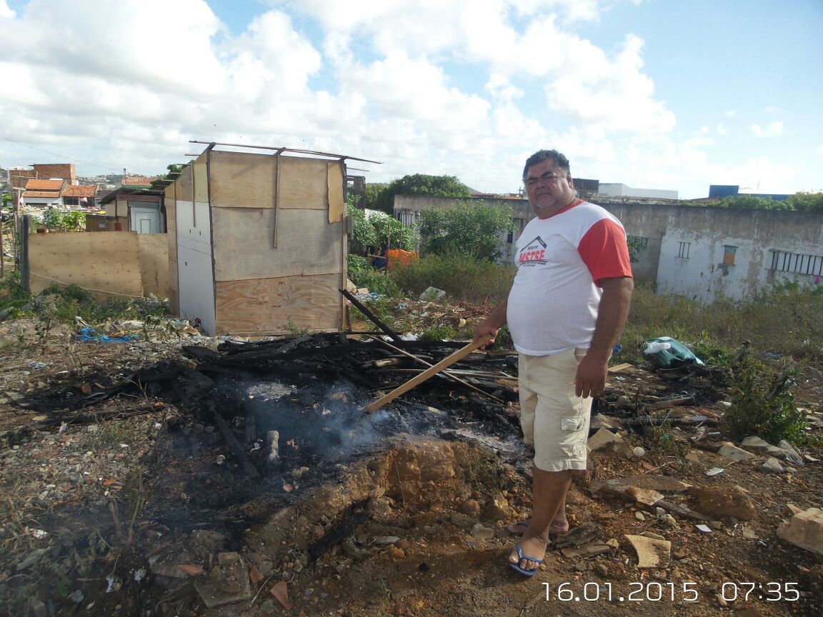 Barraco pega fogo no acampamento do Movimento dos Sem Teto de Sergipe
