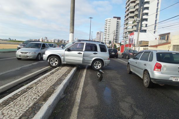 Carro se desgoverna e bate em poste da Avenida Beira Mar em Aracaju
