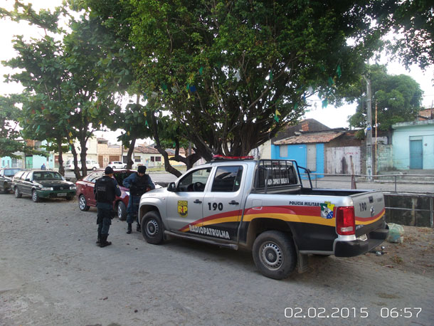 Bandidos tomam carro de assalto em Aracaju para fazer arrastões e roubam até comida