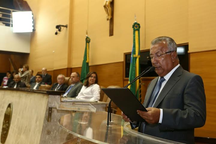 Jackson Barreto ler a mensagem governamental na Assembleia Legislativa