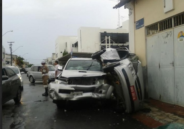 Acidente grave deixa taxi preso a parede e deixa pessoas feridas