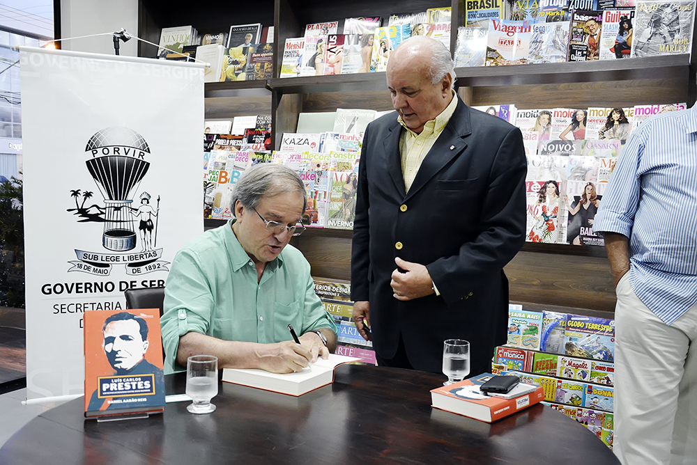 Lançamento de livro sobre Prestes é um sucesso de público