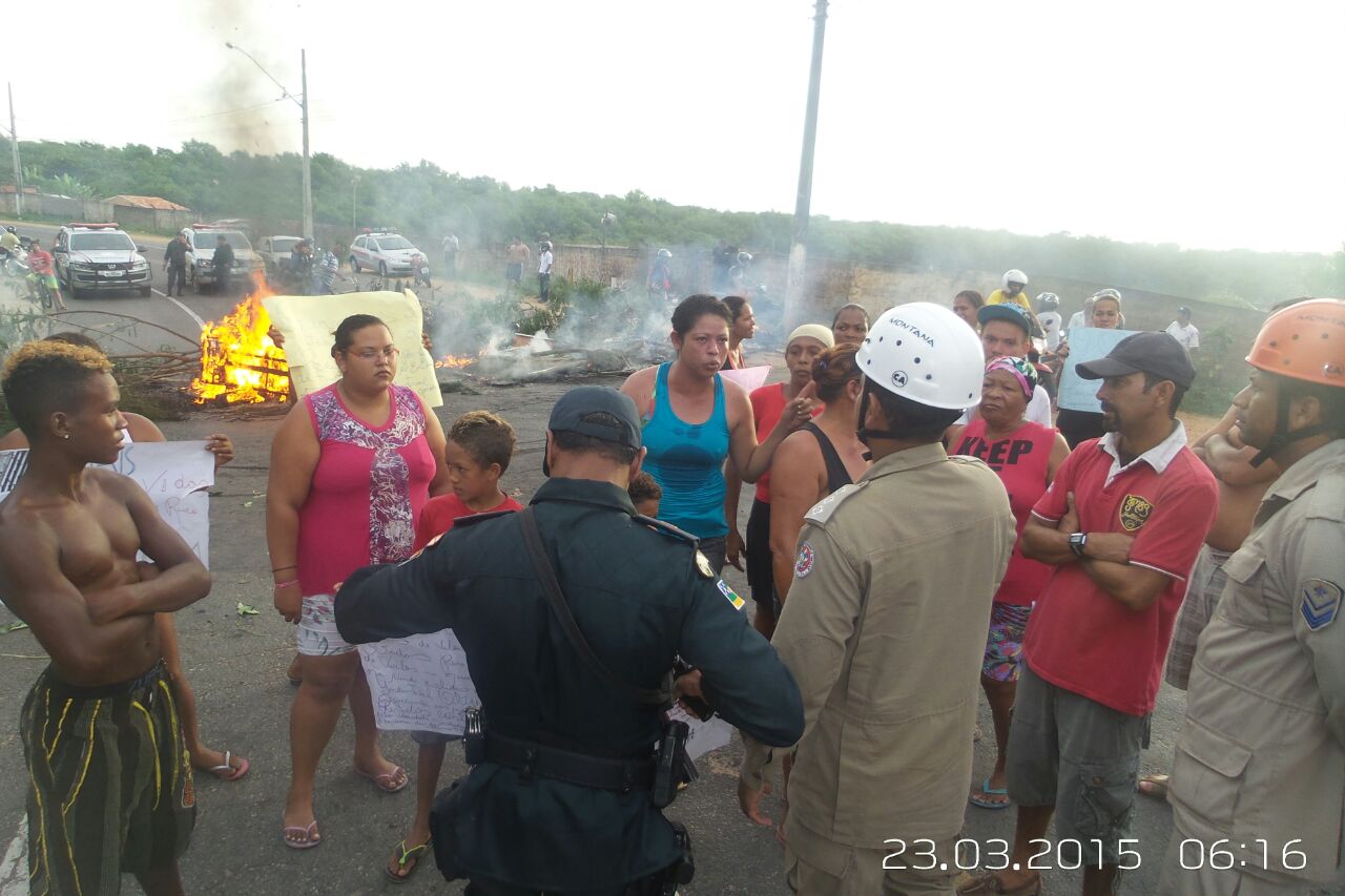 População fecha avenida para cobrar segurança no trânsito de Aracaju