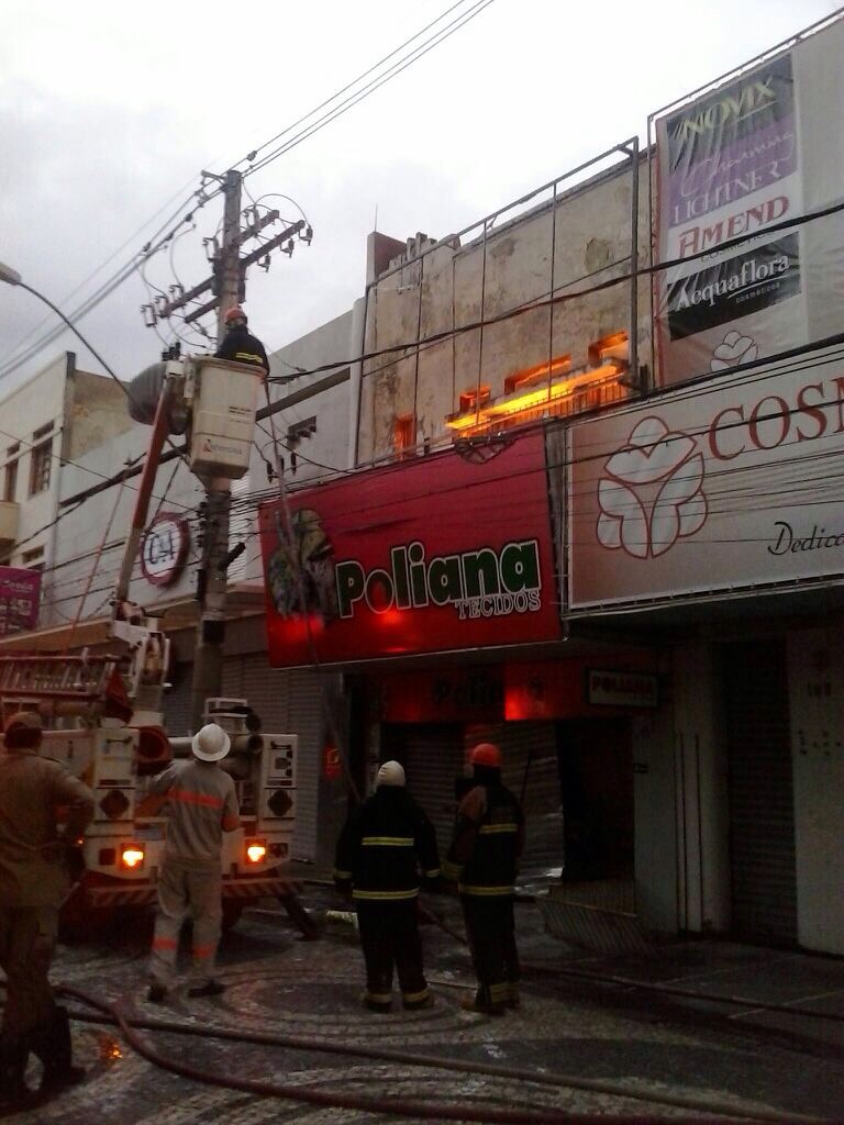 Bombeiros de Sergipe fará vistoria pericial sobre a causa do incêndio em loja no centro de Aracaju