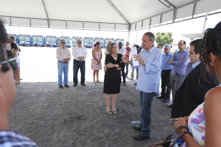 Prefeitura de Aracaju entrega novos ônibus a população e anuncia instalação de mais abrigos