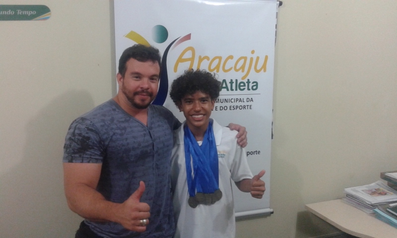 Nadador do Aracaju Bolsa Atleta é destaque nas piscinas e nos estudos