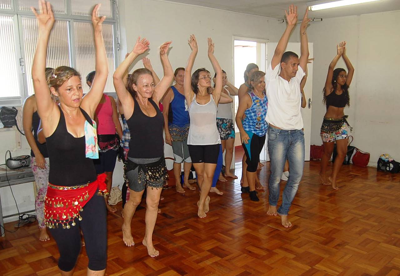 Aula de dança do ventre movimenta Escola de Artes Valdice Teles em Aracaju
