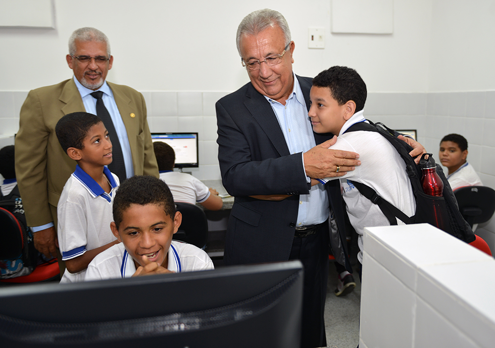 Governador Jackson Barreto se emociona ao reinaugurar escola de sua infância