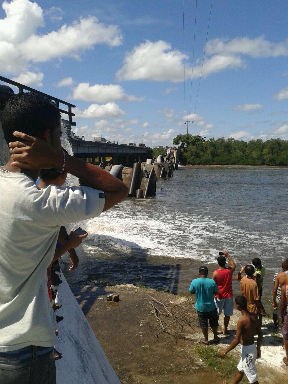 Ponte que liga municípios de Sergipe cai e população fica sem água por causa da tubulação rompida