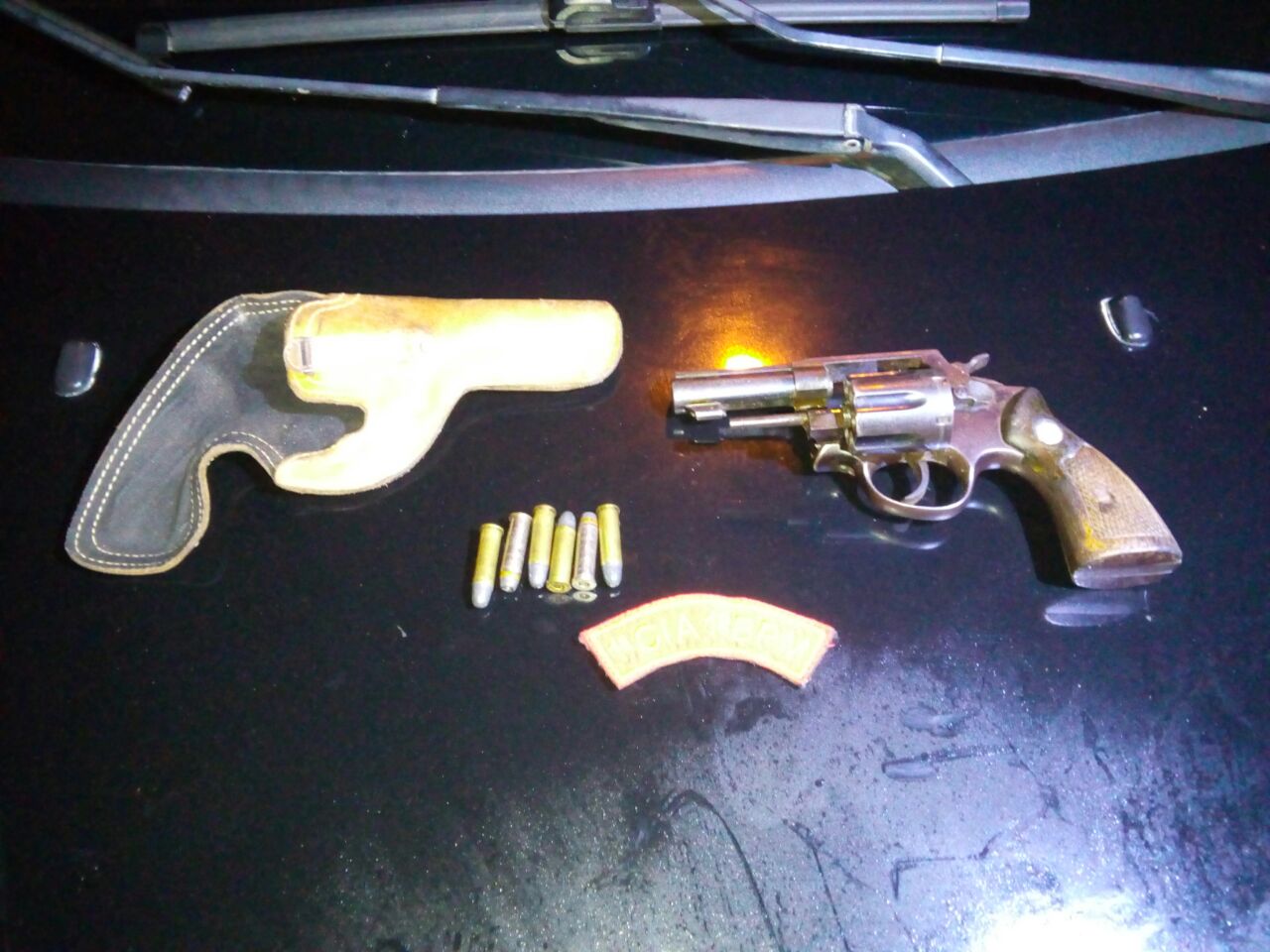 Policiais de São Cristovão prende homem e apreende arma de fogo