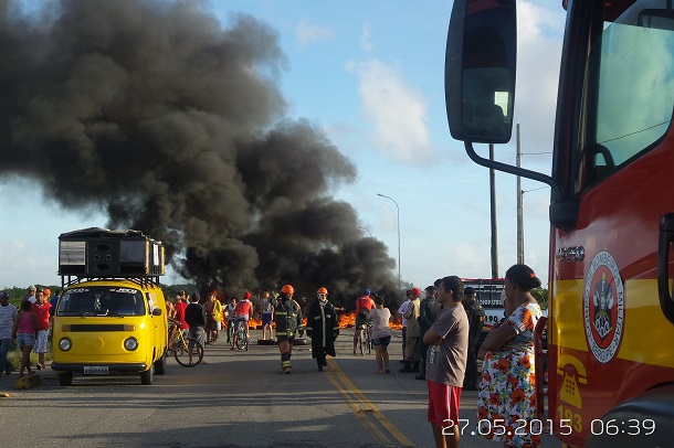 Moradores do Coqueiral fecham ponte de acesso à Socorro em protesto