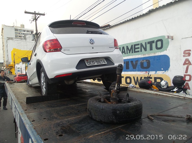 Carro fica sem a roda dianteira após acidente no centro de Aracaju